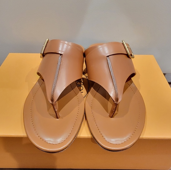 Tod's -- Leather Sandals - Picture 2 of 10